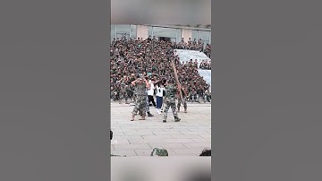 Thấy cầm que nhỏ quá nên vác khúc gỗ lên