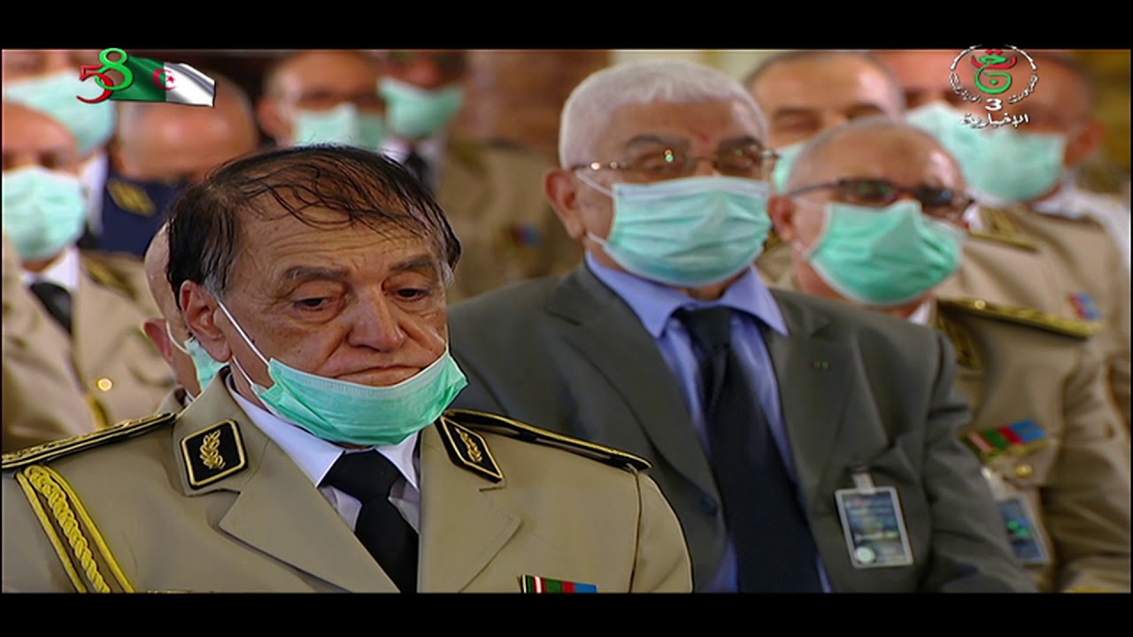 رئيس الجمهورية القائد الأعلى للقوات المسلحة وزير الدفاع الوطني يترأس حفل تقليد الرتب وإسداء الأوسمة