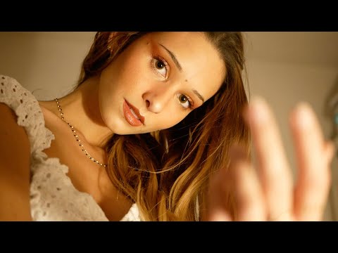 ASMR FRANÇAIS - La fée de l'amour te console pendant une rupture... (chant doux, visuel, close-up)