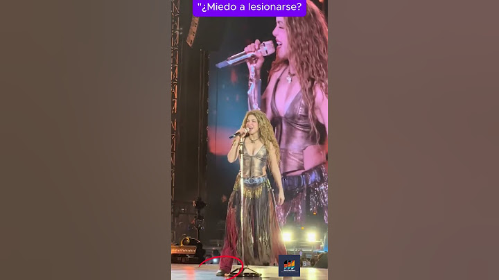 "¡Algo NO estaba bien en el escenario de Chicago! Shakira decidió proteger sus pies 😱👠"#shakira