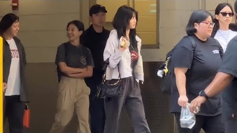 #TWICE shows NY street style #nayeon #chaeyoung #mina #dahyun #tzuyu #momo #jihyo #sana ##jeongyeon