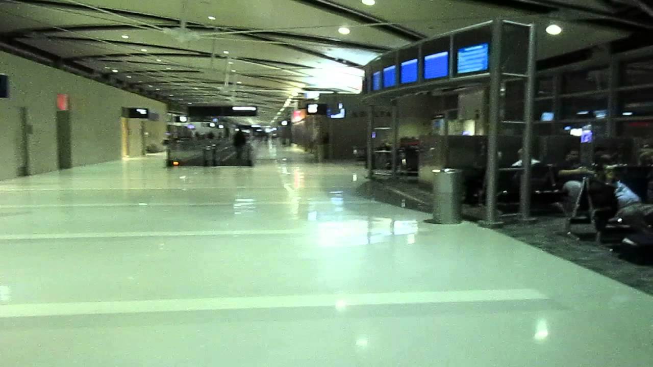 Walking Around Concourse B Of The Mcnamara Terminal Detroit Metro Airport Youtube