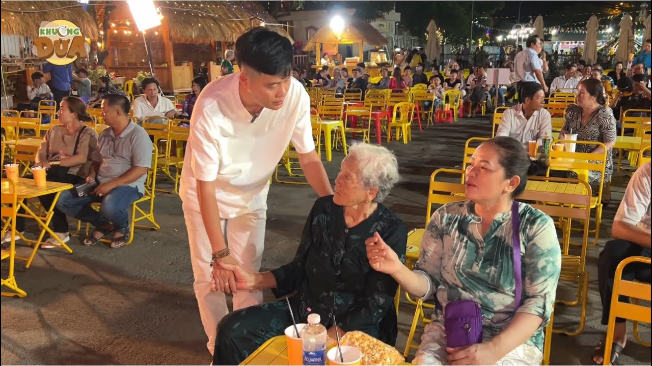 Khương Dừa giao lưu bà con trước Đêm nhạc Ngôi Sao Miệt Vườn có NSND Thanh Tuấn, NSƯT Kim Tiểu Long