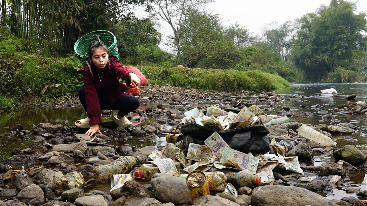 A Shocking Moment While Collecting Scrap: A Bag of Money and Valuables Found in the Riverbed