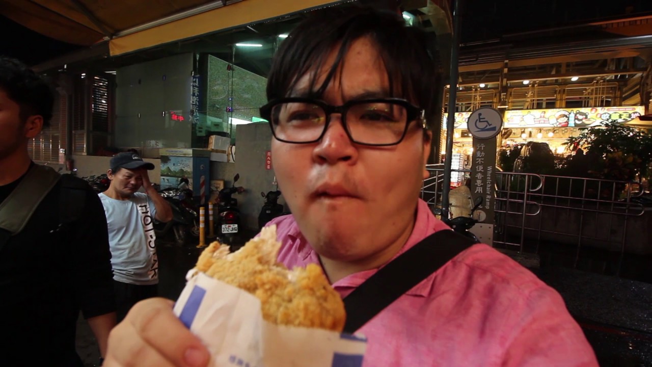 【台灣美食🇹🇼】日本人🇯🇵愛吃士林夜市豪大大鶏排70!士林夜市で巨大チキンを食べてみた!#146 - YouTube