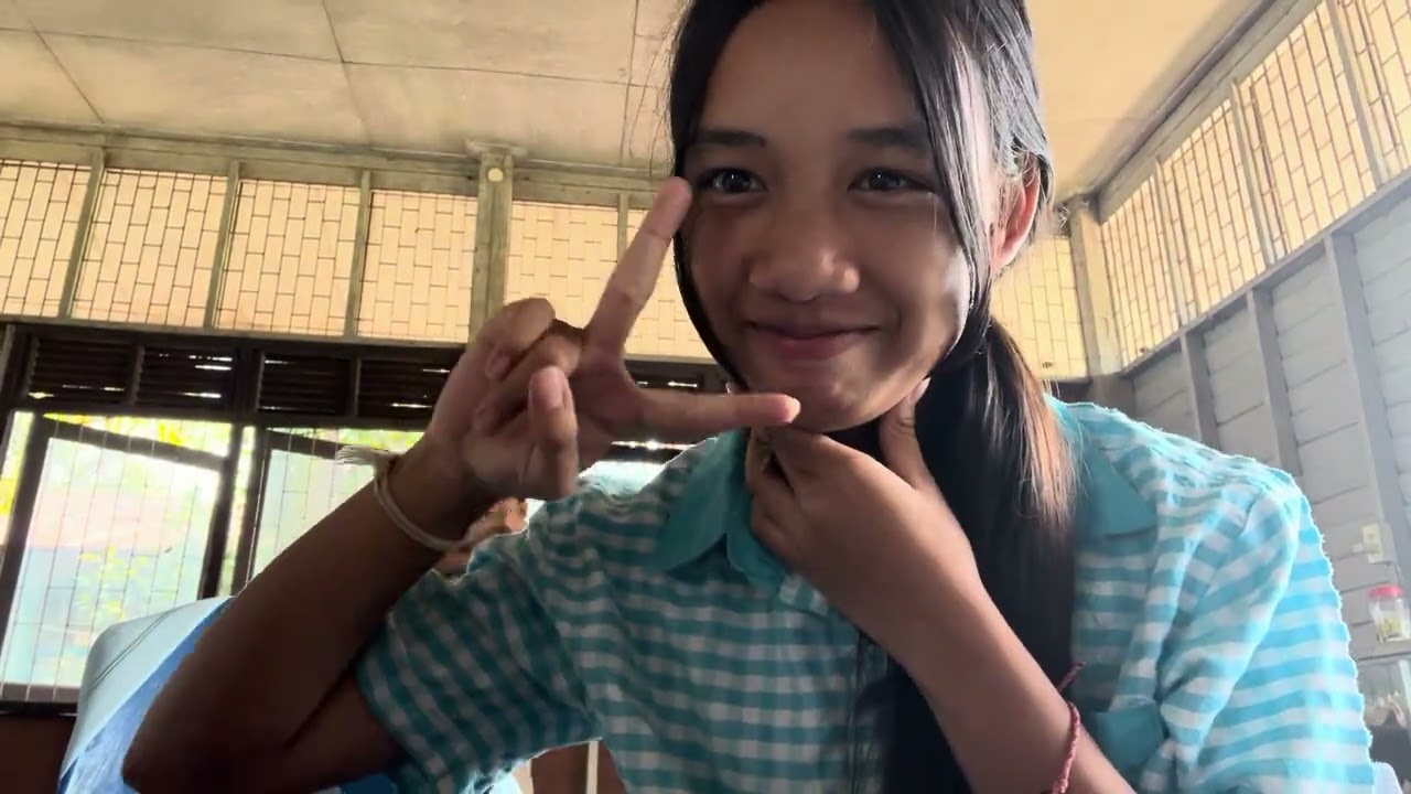 ก่อนกินข้าวร้องเพลงกับเพื่อนในห้องเรียน ￼