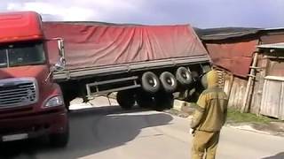 Спасатели убирают с дороги фуру в Усть-Катаве Спасатели убирают с дороги фуру в Усть-Катаве