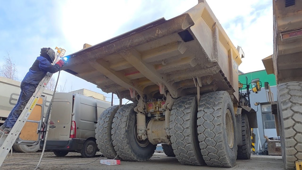 Vložkovani Hardoxem damper CAT 772G. Relining Cat 772 dump truck with Hardox manganese steel plates.