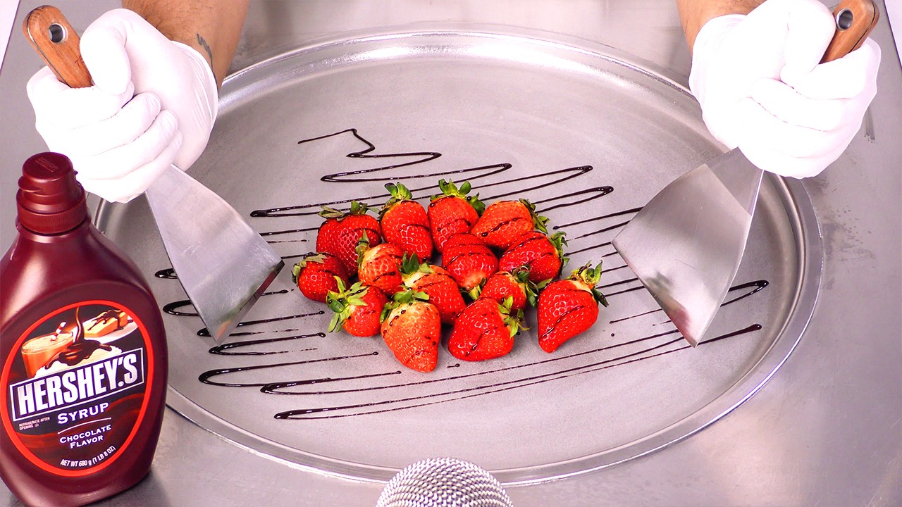 Как приготовить КЛУБНИКУ В ШОКОЛАДНОЙ ПОКРЫТИИ для булочек с мороженым - с Hershey's | АСМР