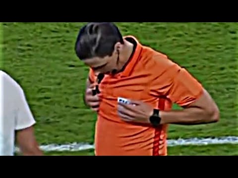 عندما لم يجد الحكم بطاقة حمراء