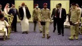 عيدروس الزبيدي بحراسة سعودية بالرياض وخلفه علم الجنوب بجانب العلم السعودي وضابط سعودي يصفه بـ الرئيس