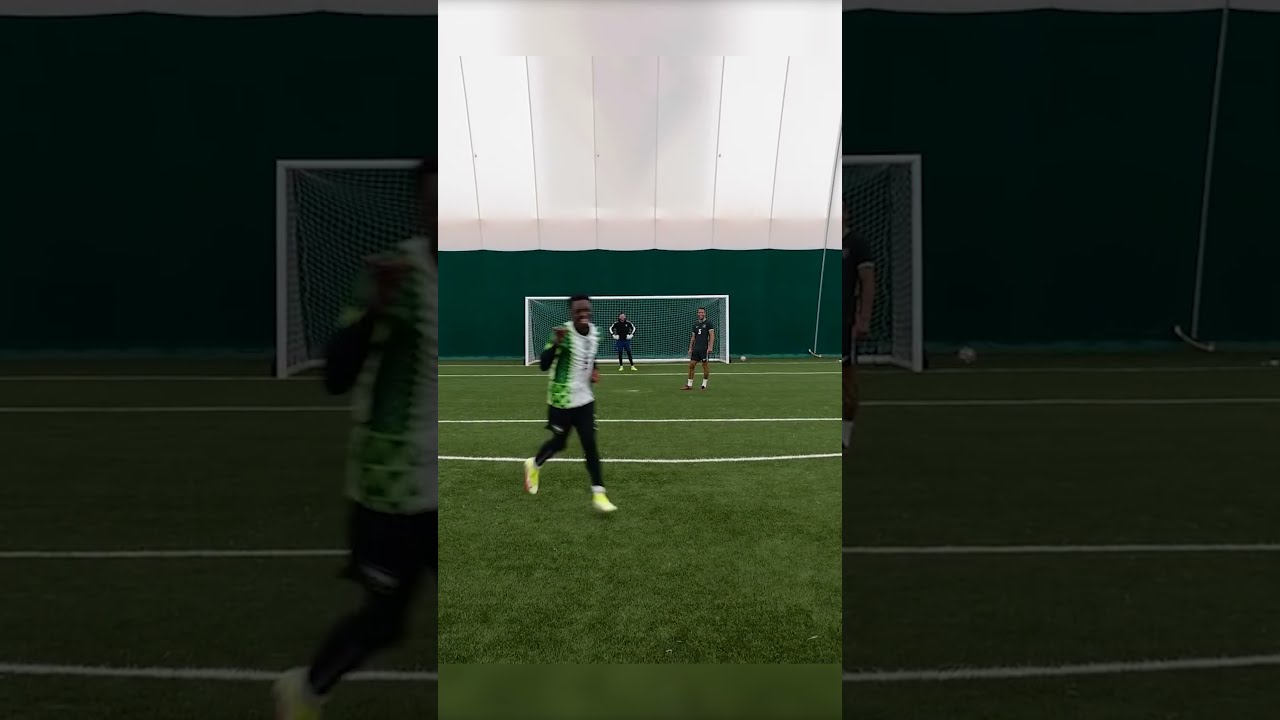 TOBI TRICKSHOT VS PROFESSIONAL FOOTBALLERS!!