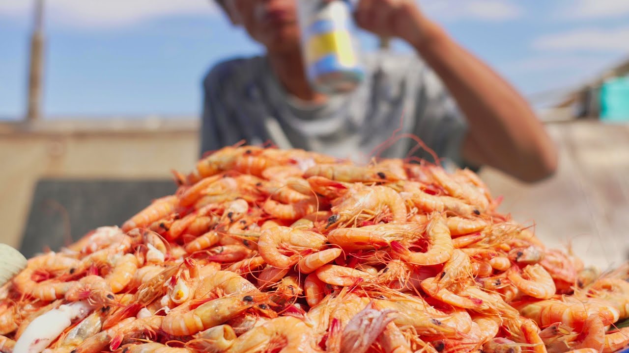 Мужчина, мечтающий о бесконечном пиве и горе креветок: на траловый лов в море