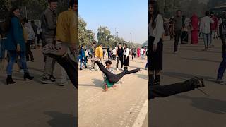 Road ke beech me 😳🤸‍♂️#trending #viral #youtubeshorts #shortvideo #shorts #short