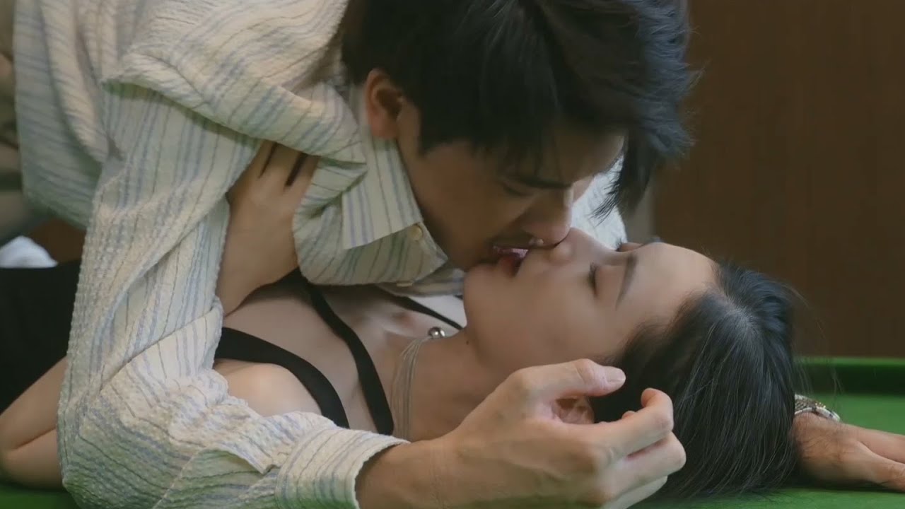 男人和女員工在公司親熱，不料老婆竟帶着一群人來抓姦！
