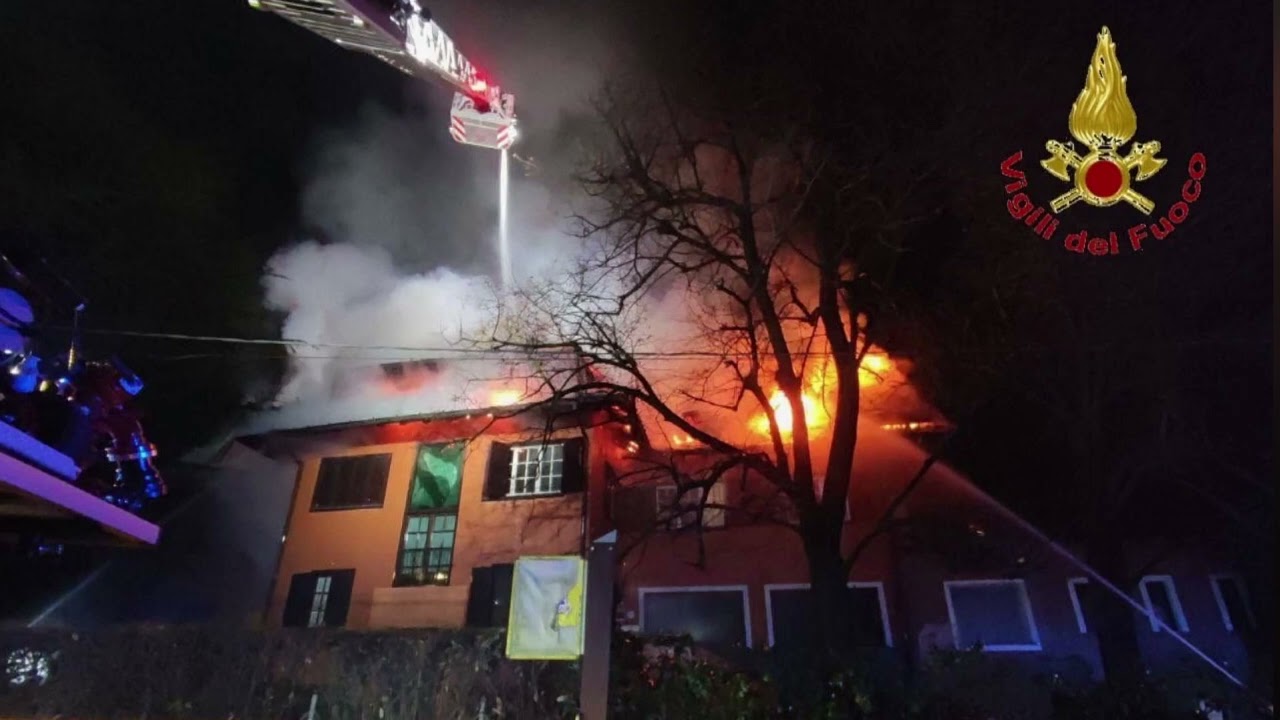 Incendio nell'abitazione dietro il Ristorante Pinocchio di Borgomanero, evacuato anche il locale