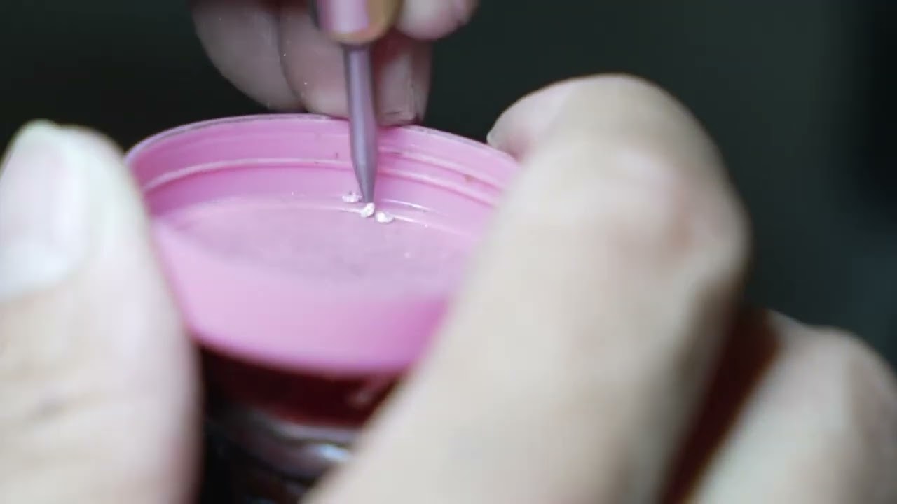 Poniendo diamantes en lentes Cartier