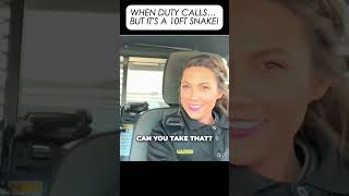 Agent Probeert Te Ontsnappen Aan Een 911melding Over Een Enorme Slang 