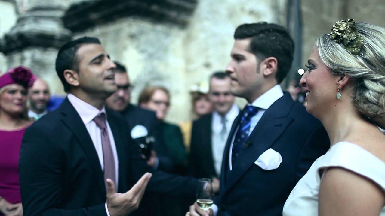 Sorpresa a los novios en boda. Brull canta a la salida de la iglesia a M&L