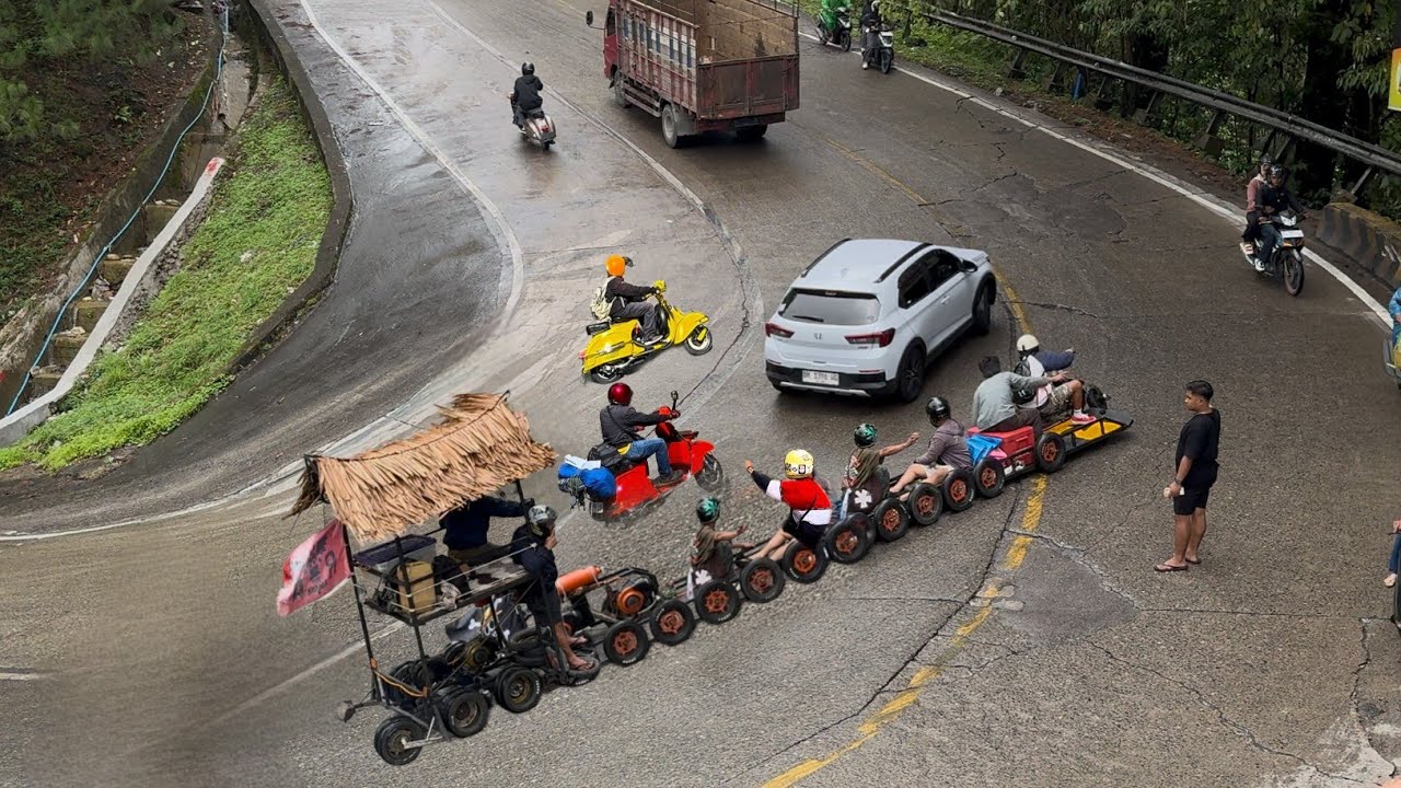 Gila Vespa Extreme Super Panjang Roda Seribu Bikin Heboh Melintas di Sitinjau Lauik