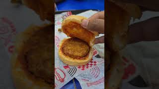 Trying Hubli’s ultimate Vada Pav! 🍔#Maharaja Vadapav #VadaPav #HubliFoodie #Shorts#Indianfood