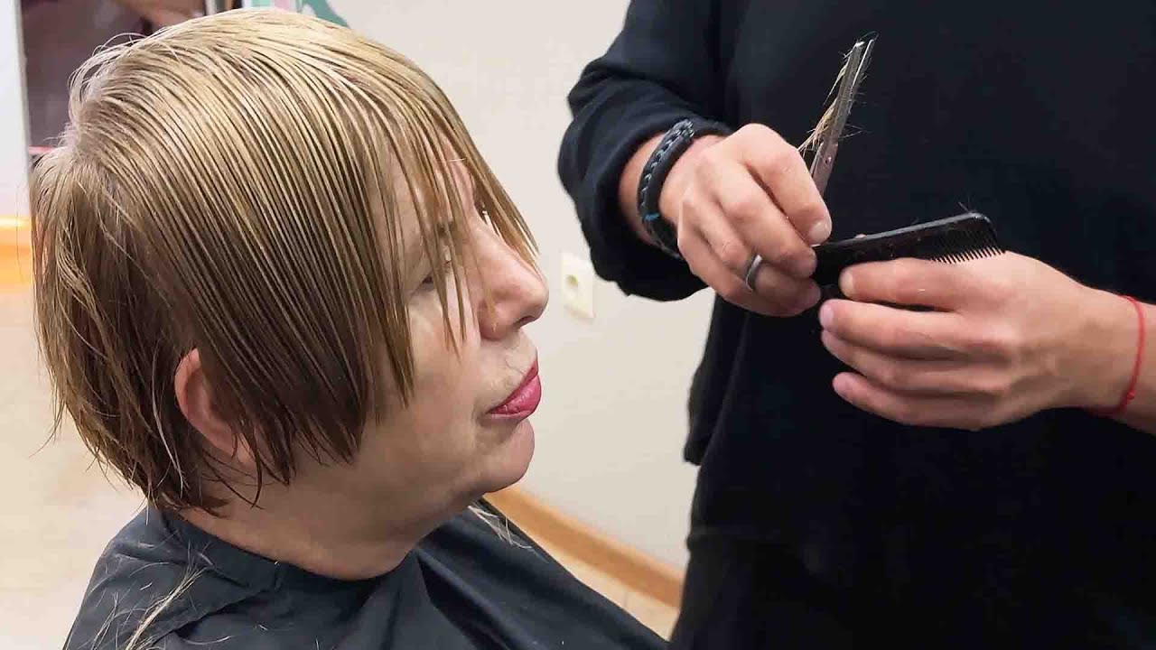 Blonde Layered Bob Haircut for Older Women – Elegant Stacked Short Style