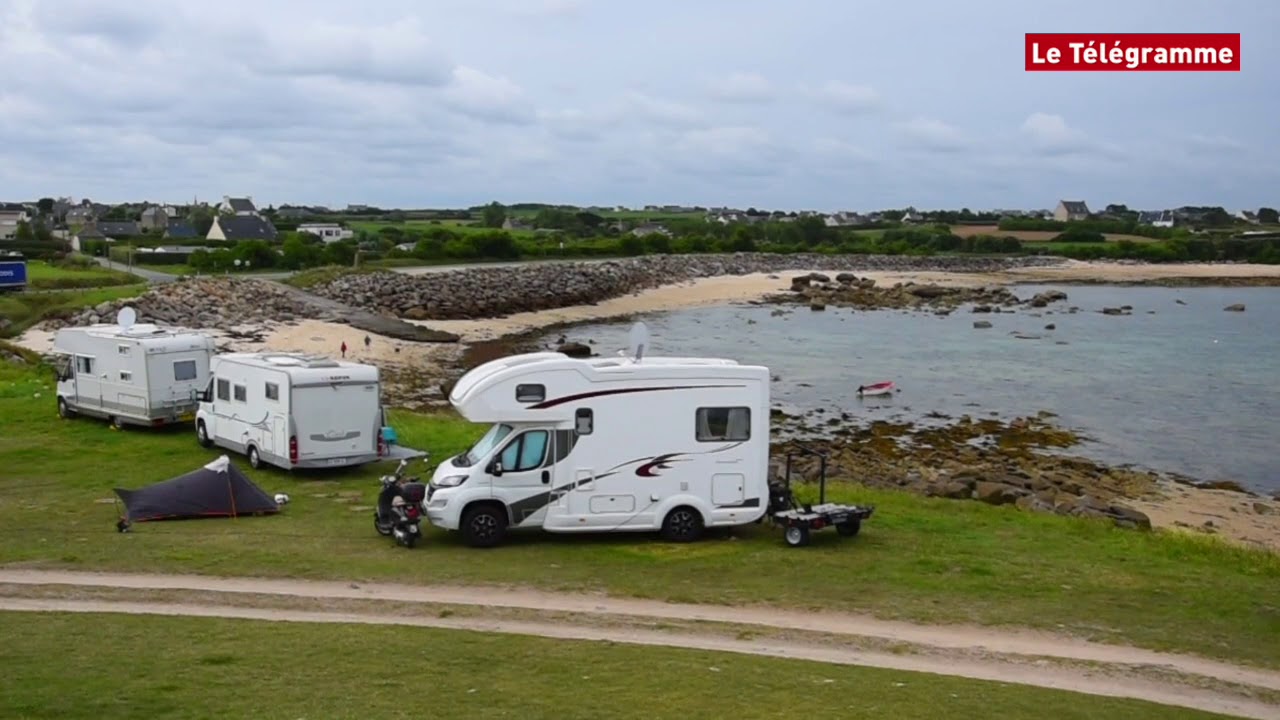 Plouescat (29). Poulfoën, camping avec vue sur mer