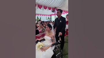 Xúc động hình ảnh cô dâu phải ngồi xe lăn trong lễ cưới vì căn bệnh viêm tủy #shorts