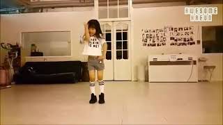 Menina Fofa Coreana Daçando