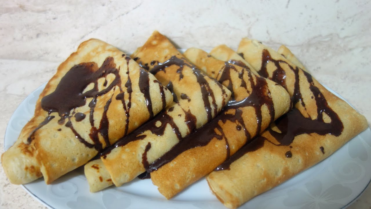 Naleśniki z jabłkami i sosem czekoladowym. Idealne ciasto i pyszny farsz do naleśników na słodko