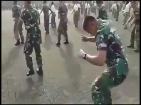 Оригинал танца буй буй. Солдаты танцуют буй буй. Солдат Индонезии танцует буй.. Буй. Буй буй-буй буй-буй танец солдата.