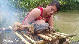 Primitive Technology: Women find Crocodile fish 10 kg for food - fish 10 kg Eating delicious