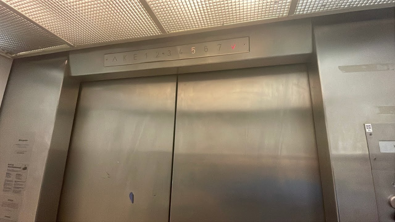 EPIC 1970 Flohr-OTIS traction elevators at Karstadt - Berlin, DE.