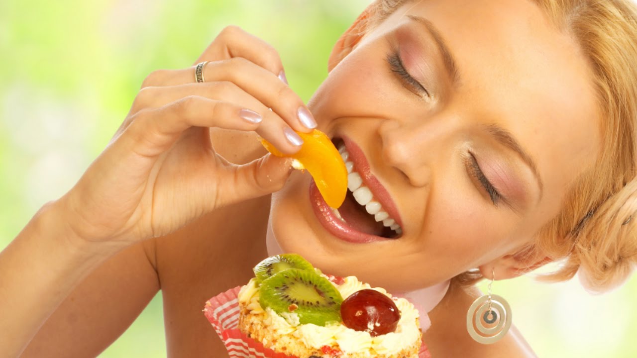 Надпись вкусная еда. Пирог с клубникой. Торт с клубникой. "пицца". Красивые десерты.