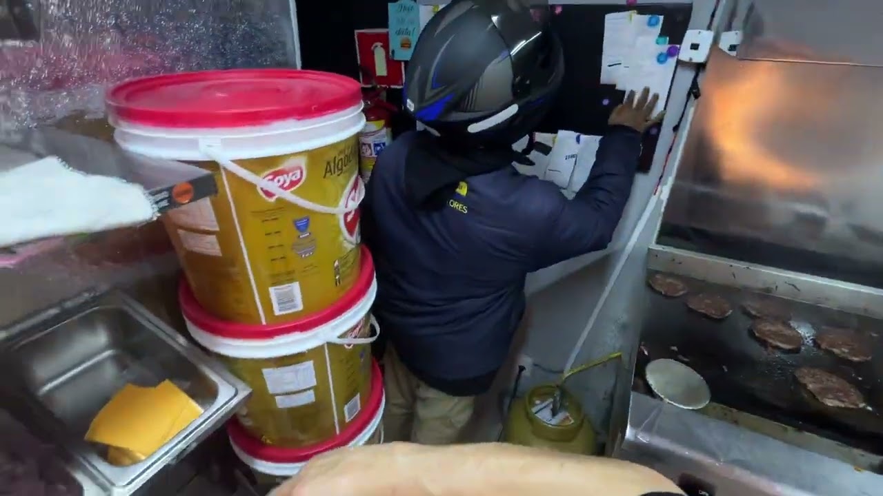 POV: Hamburgueria pegando FOGO no Domingo 🔥