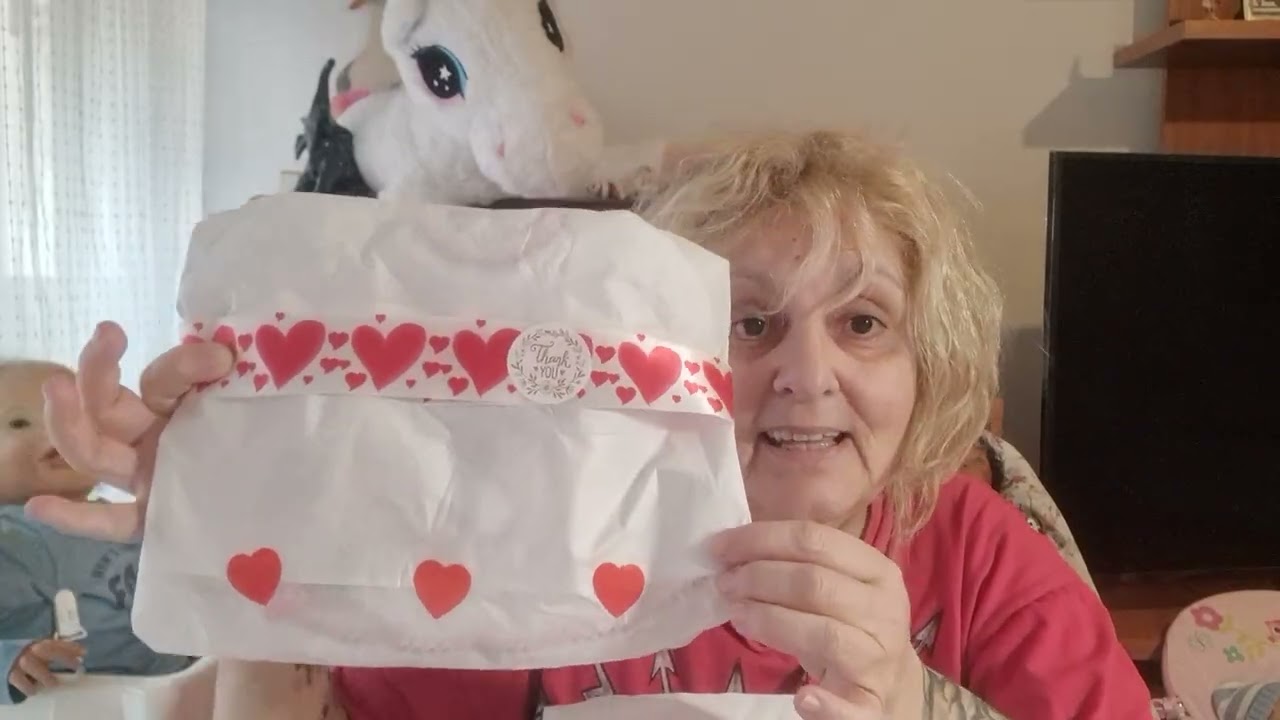 Feliz día San Valentín!!! Visto del tema del amor y la amistad a mi bebé reborn VERA