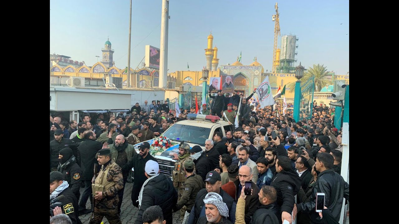 آلاف العراقيين يهتفون 