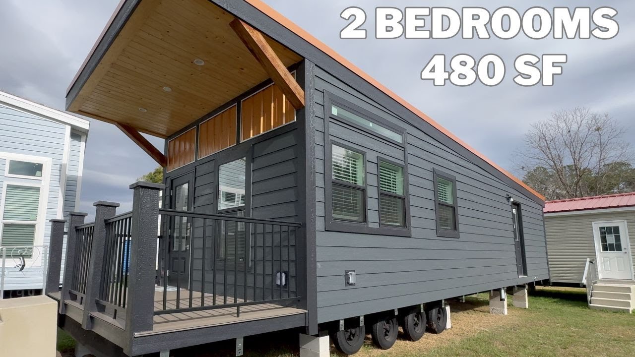 Этот крошечный дом с двумя спальнями площадью 480 квадратных футов оформлен в современном стиле и...