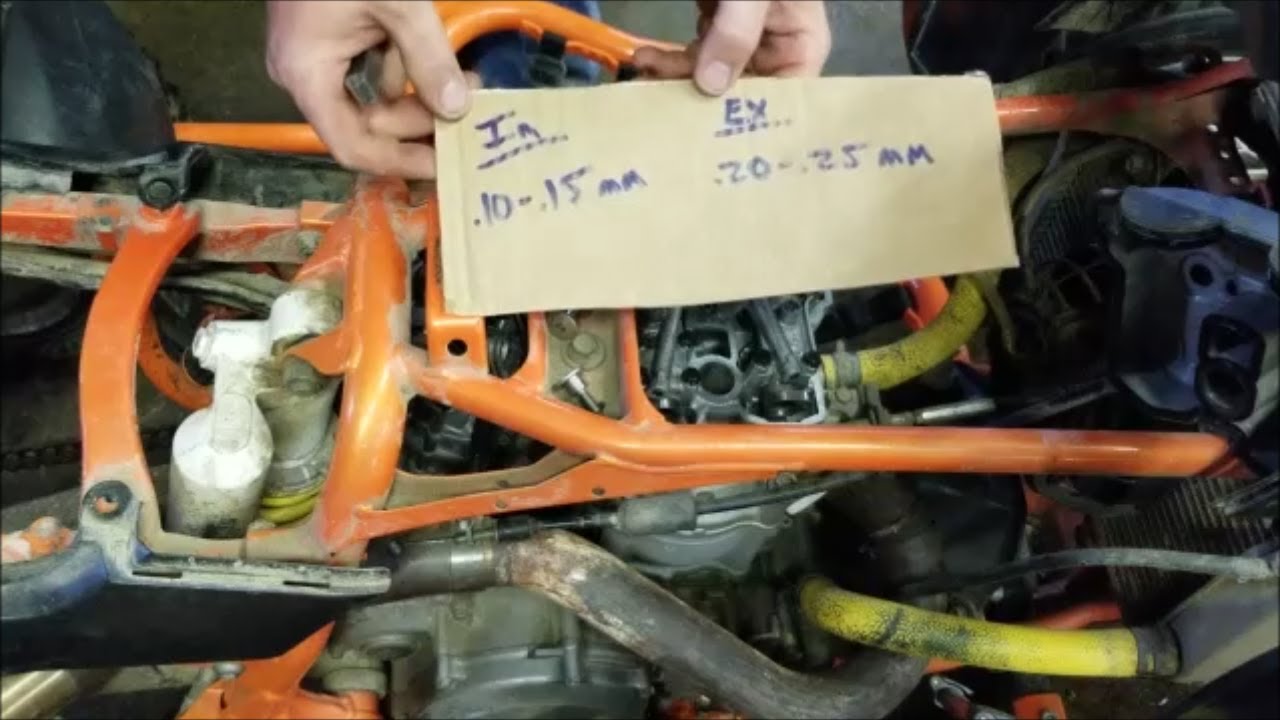 Adjusting the valves on the yfz450r... - YouTube