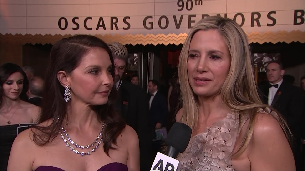 Mira Sorvino Breaks Down in Tears at Sight of All of Harvey Weinstein's ...