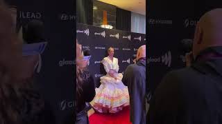 #UmaThurman has arrived to the #GLAADAwards. ⭐️ Net Worth