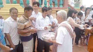 ពិធីបុណ្យភ្ជំបិណ្ឌនៅវត្តកោះបីពៃ ការរាប់បាត្រជុំវិញព្រះវិហារ