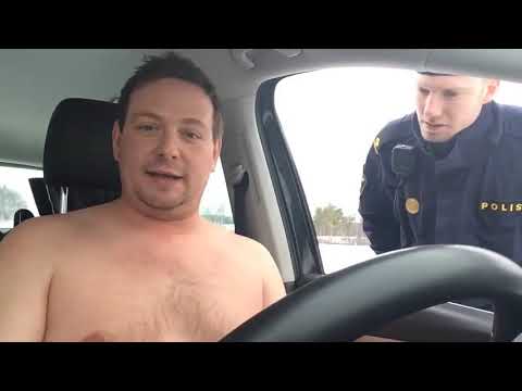 Pappa sjunger naken i bilen! Polis knackar på...