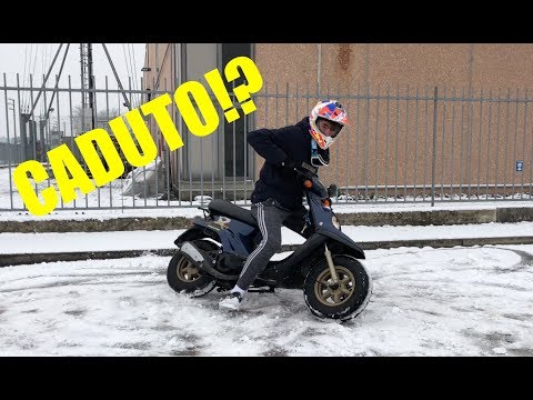 CADERE IN MOTO SULLA NEVE !! fatto