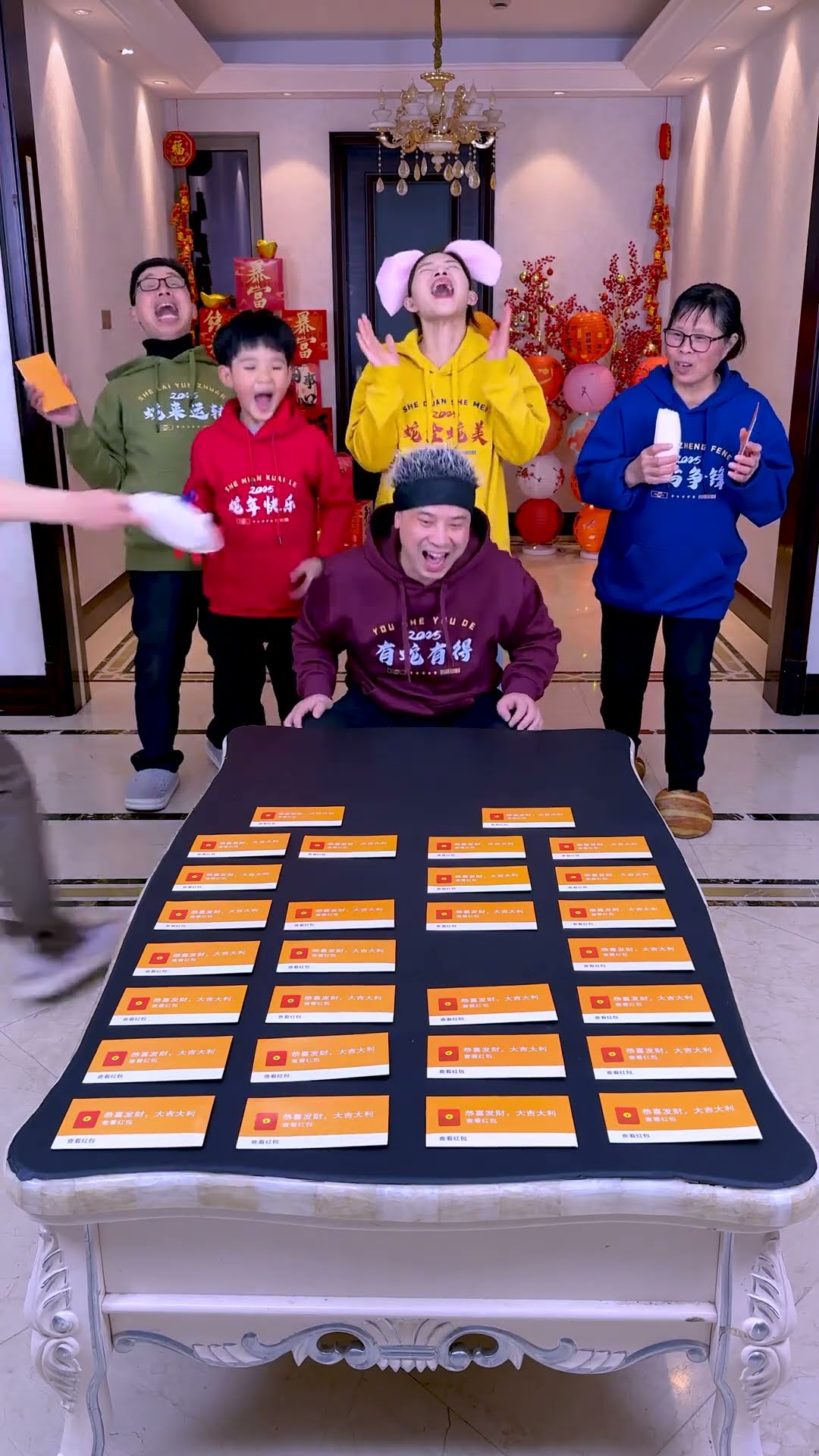 New Year Family Game! Send Red Envelopes Like This#Funnyfamily#Partygames