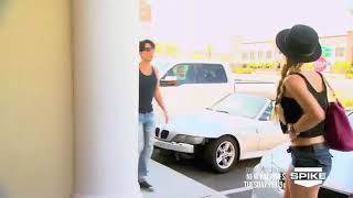 Aksi kris angle menghidupkan kembali burung yang sudah di potong kepalanya....