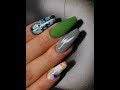 Uñas esculturales con acrílico verde y foil