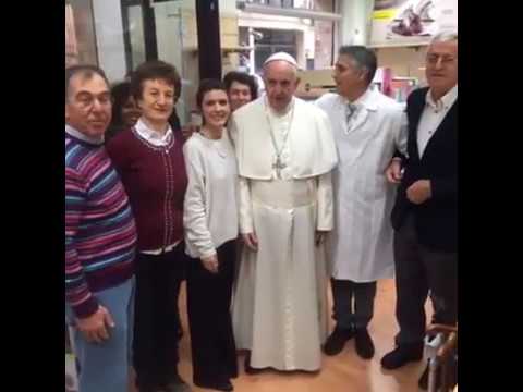 Papa Francesco a sorpresa in un negozio per acquistare le scarpe