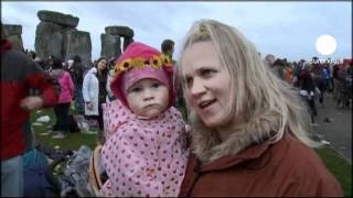 18 000 personnes célèbrent le solstice d'été à...