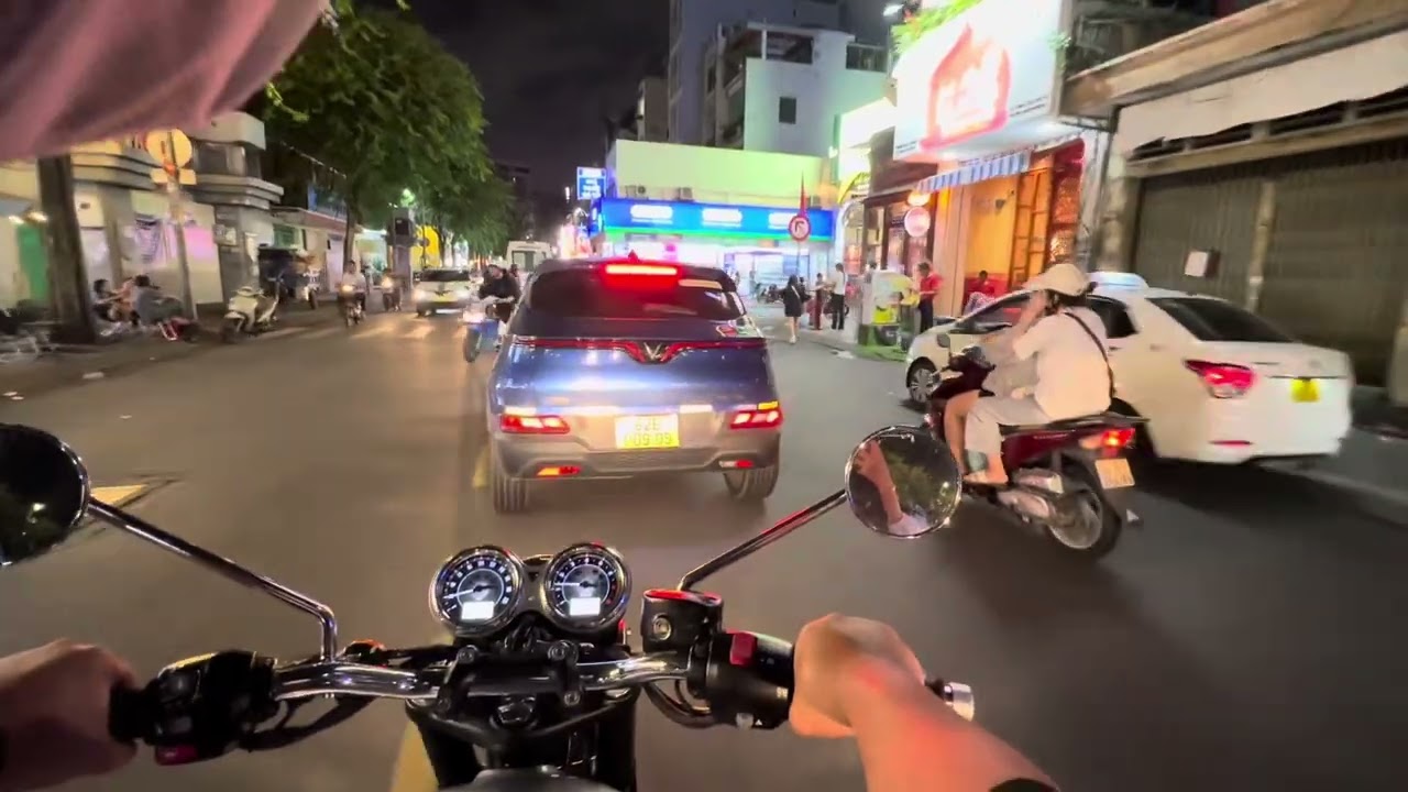 Ride Bonneville T100 đi phố | Triumph Vietnam |